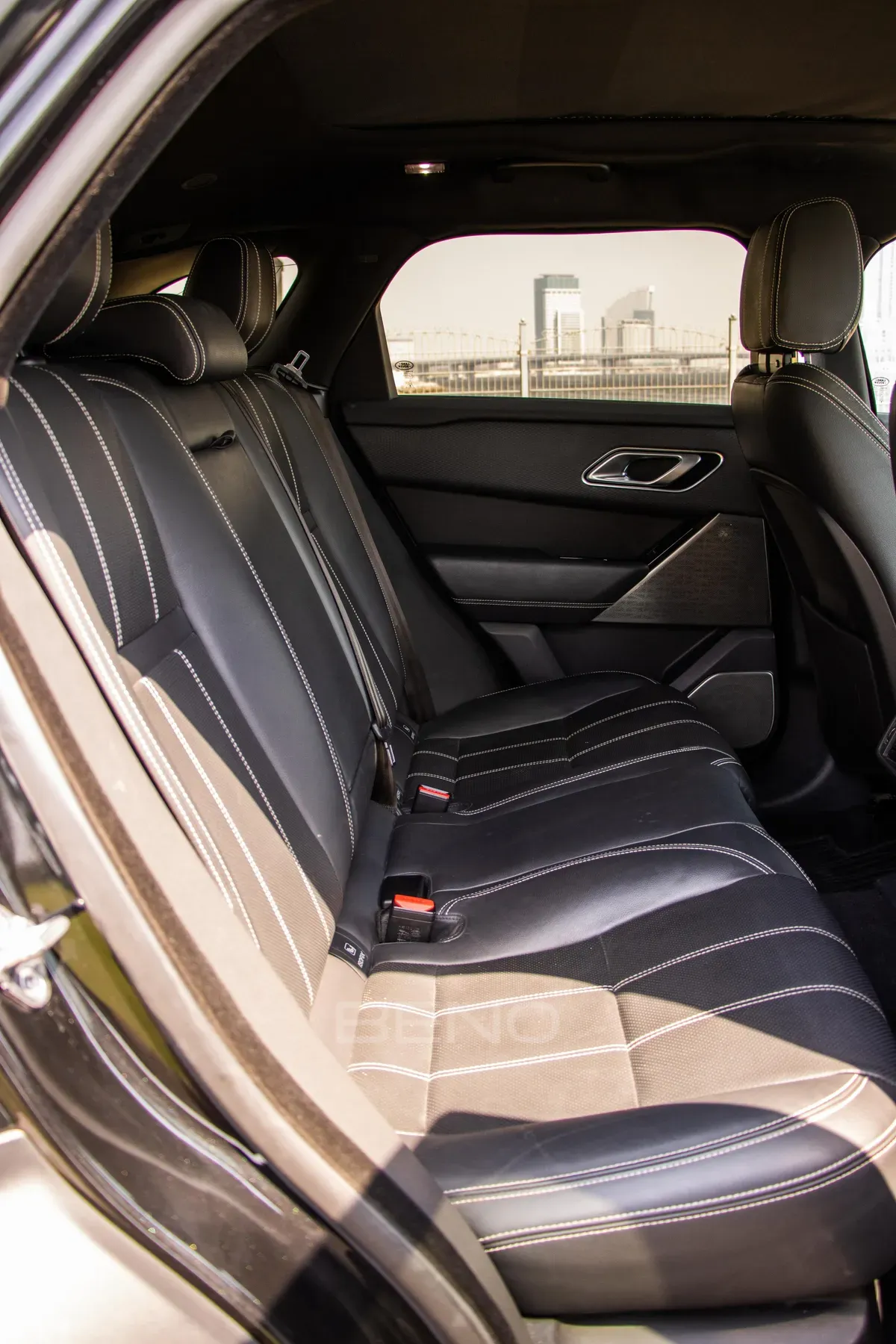 carousel-images-Range Rover Velar 2023-4