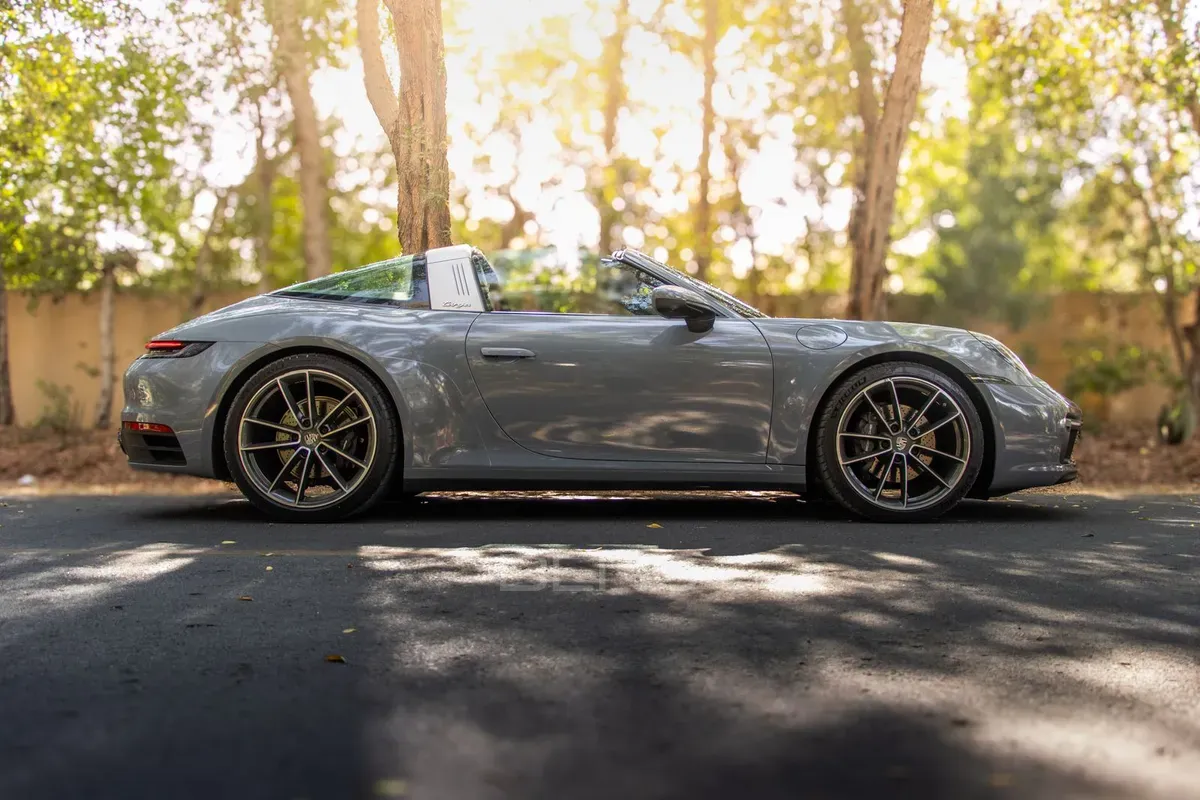 carousel-images-Porsche 911 Targa 4 2024-1