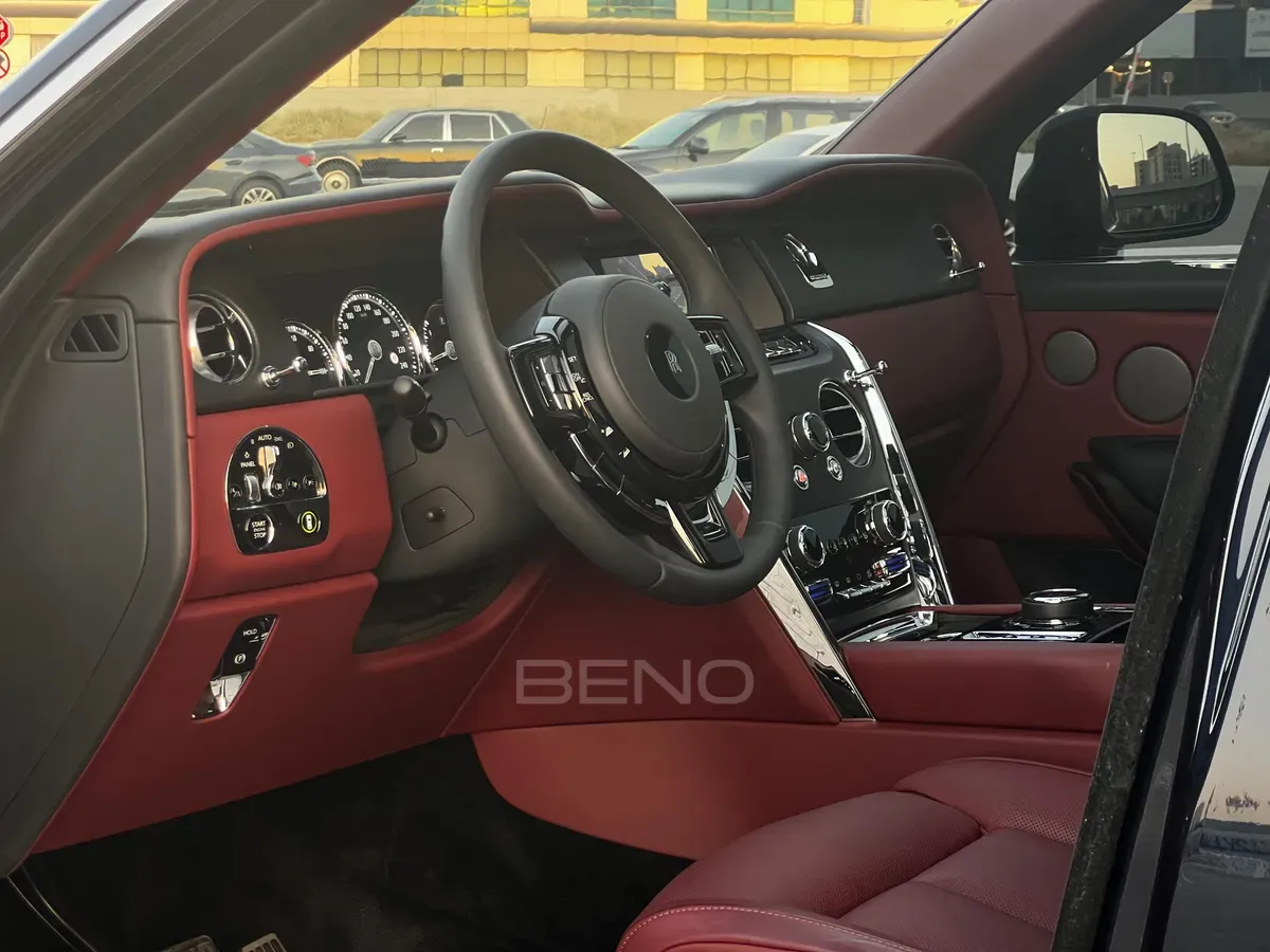 carousel-images-Rolls-Royce Cullinan 2023-6