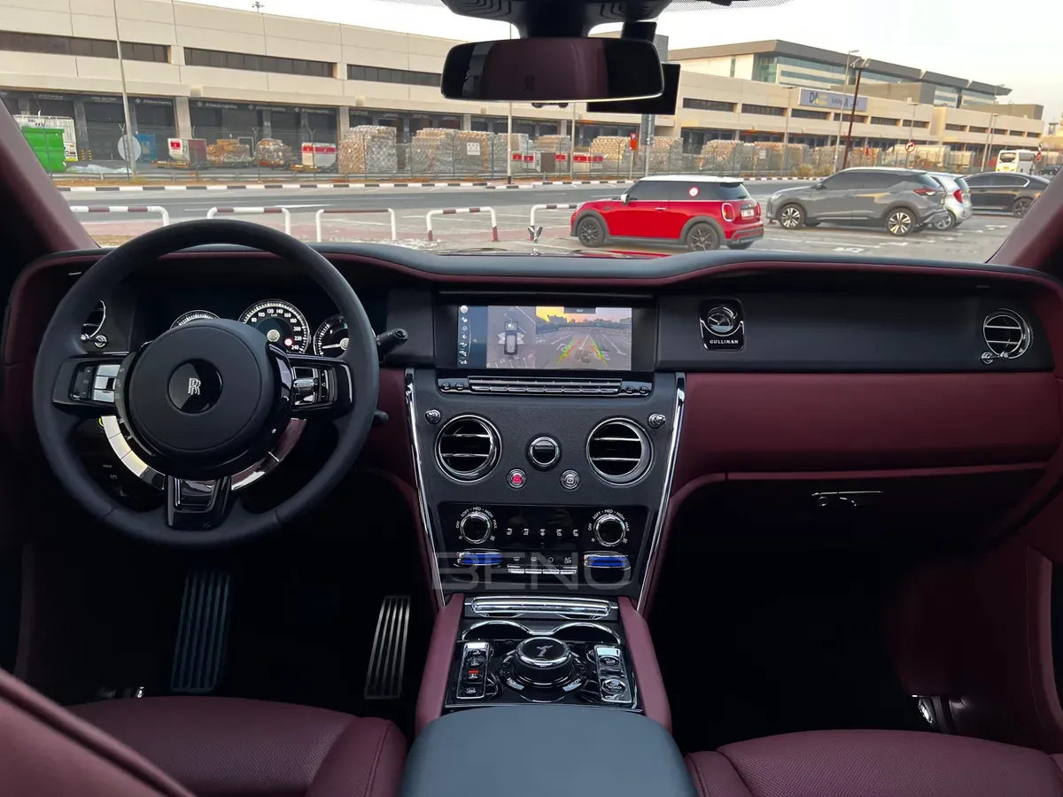 carousel-images-Rolls-Royce Cullinan 2023-8