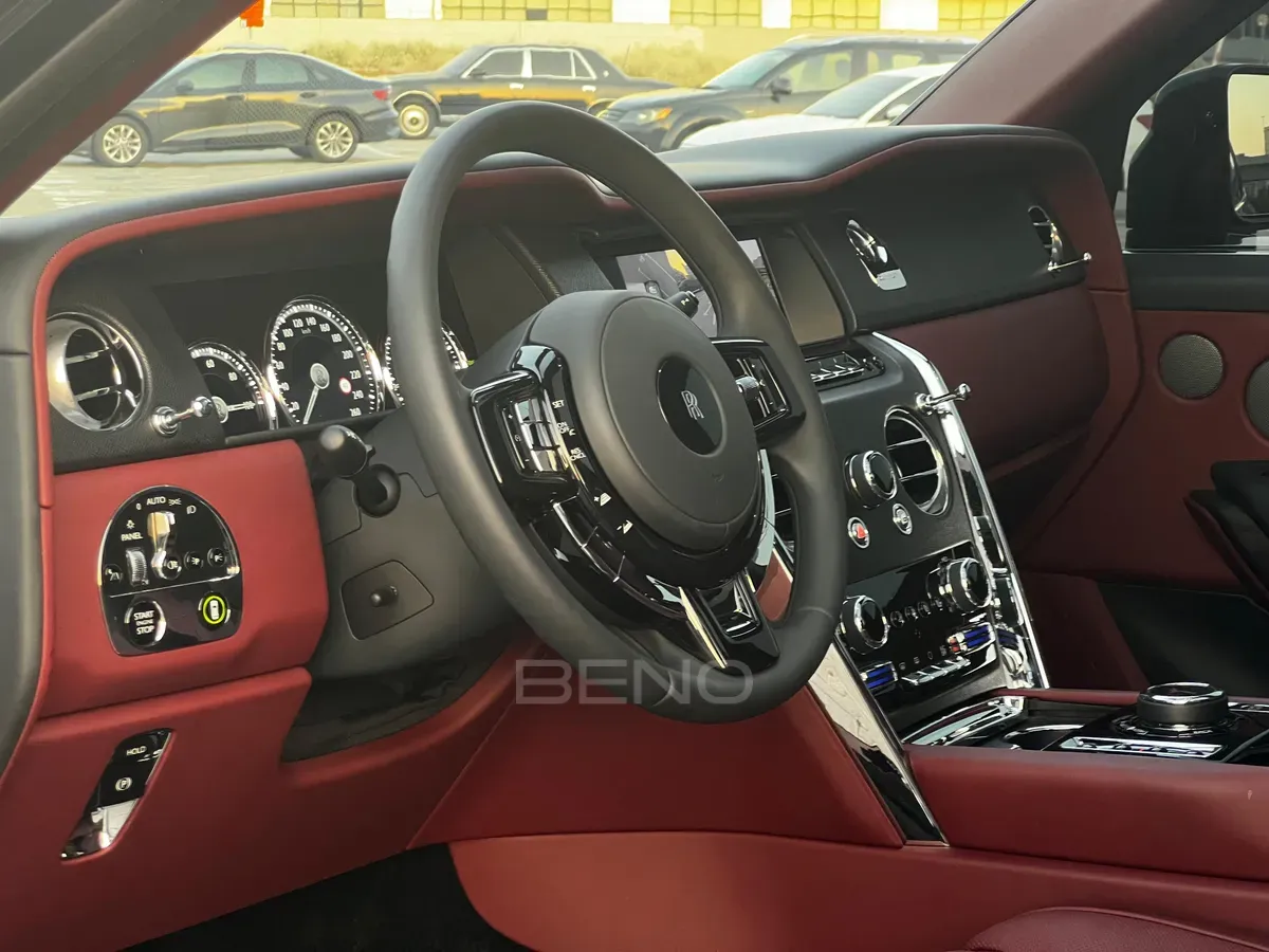 carousel-images-Rolls-Royce Cullinan 2023-4