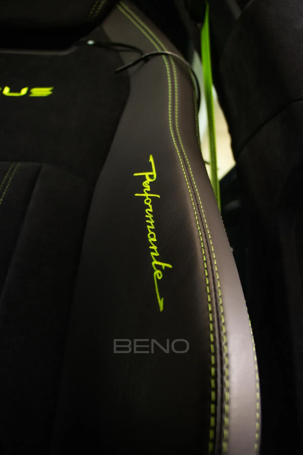 carousel-images-Lamborghini Urus Performante 2023-5