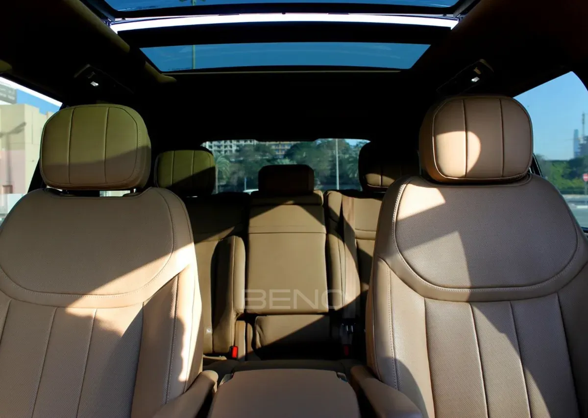 carousel-images-Range Rover Vogue 2023-4